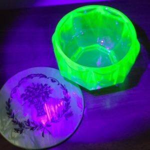 Uranium Glass powder jar with lid - vaseline- uv glass glows